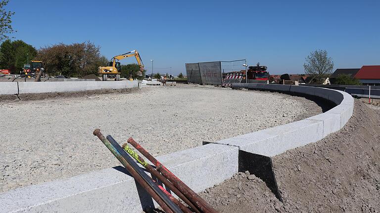 Die Konturen des Busbahnhofs oberhalb der Bundesstraße bei Iphofen sind bereits erkennbar. Im Juni soll das Projekt fertig sein.