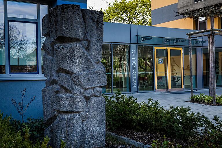 Hier haben die drei Schüler der 'besonderen Klasse für Migranten und Flüchtlinge' ihr Abitur bestanden: das Bayernkolleg in Schweinfurt. Hier haben die drei Schüler der 'besonderen Klasse für Migranten und Flüchtlinge' ihr Abitur bestanden: das Bayernkolleg in Schweinfurt.