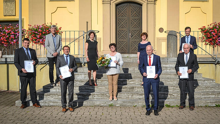 Gruppenfoto von links (1. Reihe, oben): Stellvertretender Landrat Thomas Vizl, Stellvertretende Landrätin Christine Bender, Stellvertretende Landrätin Bettina Bärmann, Landrat Florian Töpper;von links (2. Reihe, unten): Thomas Hemmerich, Friedel Heckenlauer, Gertraud Göb, Peter Pfister und Otto Kunzmann.