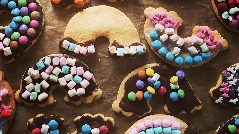 Auf Regen folgt Sonnenschein und im besten Fall ein Regenbogen. Kommt in den Ferien Langeweile auf, können sich Familien ihre Welt ein wenig bunter backen. Auf Regen folgt Sonnenschein und im besten Fall ein Regenbogen. Kommt in den Ferien Langeweile auf, können sich Familien ihre Welt ein wenig bunter backen.