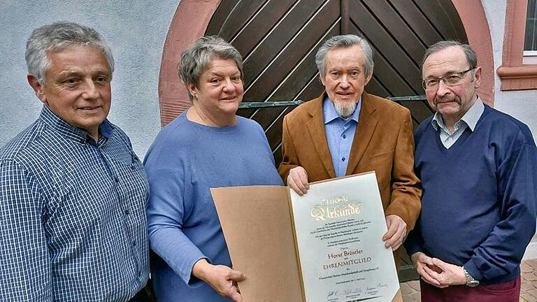 Das neue Ehrenmitglied des Historischen Vereins Marktheidenfeld und Umgebung, Horst Bröstler (Zweiter von rechts), mit dem Vorstandsteam (von links): Rolf Ruckstetter, Bärbel Gillmann-Bils und Wolfram Blasch (Erlenbach). Das neue Ehrenmitglied des Historischen Vereins Marktheidenfeld und Umgebung, Horst Bröstler (Zweiter von rechts), mit dem Vorstandsteam (von links): Rolf Ruckstetter, Bärbel Gillmann-Bils und Wolfram Blasch (Erlenbach).