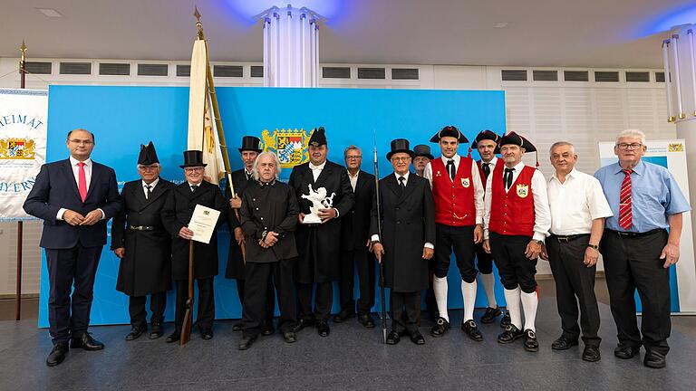 Während eines Festakts überreichte Heimatminister Albert Füracker (links) den Heimatpreis 2024 an die Delegation des Oberschwarzacher Sebastianigelöbnisses. Im Bild (weiter von links) die Bürgerwehr-Vertreter Klaus Bördlein, Bürgermeister Manfred Schötz, Peter Wagner, Walter Kieswetter, Bürgerhauptmann Frank Wagner, dessen Vorgänger Georg Wagner, Willi Groha und Wolfgang Zinser sowie die Vertreter der Steigerwald-Kapelle, Daniel Graf, Wolfgang Stumpf und Alfons Herold, Pfarrer Stefan Mai und Karl Helmich von der Kirchenverwaltung. Während eines Festakts überreichte Heimatminister Albert Füracker (links) den Heimatpreis 2024 an die Delegation des Oberschwarzacher Sebastianigelöbnisses. Im Bild (weiter von links) die Bürgerwehr-Vertreter Klaus Bördlein, Bürgermeister Manfred Schötz, Peter Wagner, Walter Kieswetter, Bürgerhauptmann Frank Wagner, dessen Vorgänger Georg Wagner, Willi Groha und Wolfgang Zinser sowie die Vertreter der Steigerwald-Kapelle, Daniel Graf, Wolfgang Stumpf und Alfons Herold, Pfarrer Stefan Mai und Karl Helmich von der Kirchenverwaltung.
