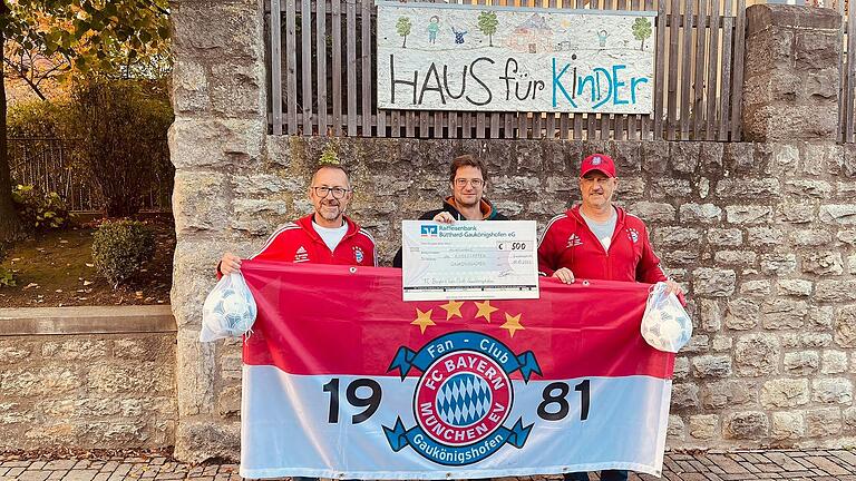 Bernd Eck (1. Vorsitzender Fanclub), Alexander Wolf (1. Vorsitzender des Josefvereins) und Thomas Dürr (2. Vorsitzender Fanclub) bei der symbolischen Scheckübergabe.