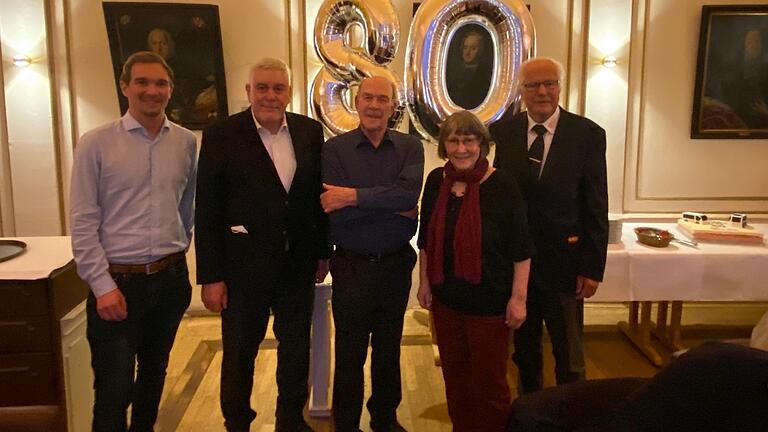 Auf dem Foto von links: Michael Holzwarth (Geschäftsführer vom ASB Würzburg) Norbert Tessmer (stellvertrender ASB Landesvorsitzender) Hans Werner Loew (Vorsitzender vom ASB Würzburg) Rosemarie Binder-Linsler (Vorstandsmitglied ASB Würzburg) Wilhelm Müller (ehemaliger ASB Bundesgeschäftsführer) Auf dem Foto von links: Michael Holzwarth (Geschäftsführer vom ASB Würzburg) Norbert Tessmer (stellvertrender ASB Landesvorsitzender) Hans Werner Loew (Vorsitzender vom ASB Würzburg) Rosemarie Binder-Linsler (Vorstandsmitglied ASB Würzburg) Wilhelm Müller (ehemaliger ASB Bundesgeschäftsführer)