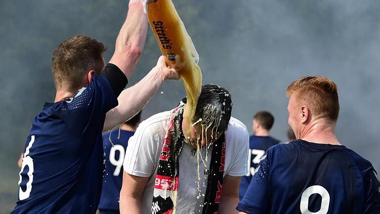 Marco Pfister (links) verpasst dem früheren Torjäger der DJK Windshausen, Daniel Vierheilig, eine Bierdusche. Marco Pfister (links) verpasst dem früheren Torjäger der DJK Windshausen, Daniel Vierheilig, eine Bierdusche.