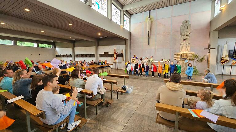 Vortrag der Kinder in der vollbesetzten Kirche.