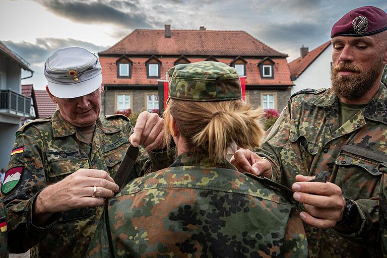 Brigadegeneral Matz (links) und ein Ausbilder ziehen den Teilnehmern nach dem Gelöbnis die Dienstgradabzeichen auf: Nun sind aus Zivilisten Soldaten geworden. Brigadegeneral Matz (links) und ein Ausbilder ziehen den Teilnehmern nach dem Gelöbnis die Dienstgradabzeichen auf: Nun sind aus Zivilisten Soldaten geworden.
