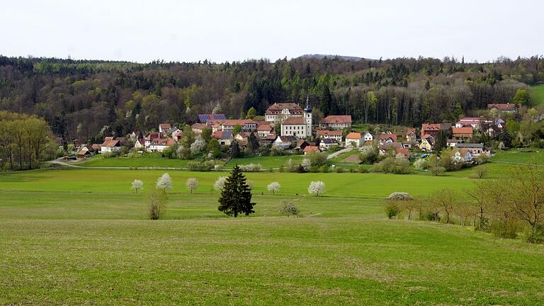 Der Ausblick auf Völkershausen lädt Wanderer zum Rasten ein.