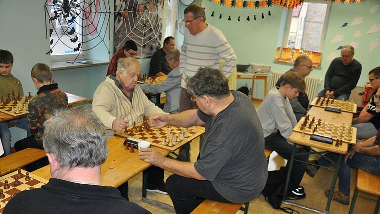 Im Bild: Spieler des Schachturniers, das die Nachbarschaftshilfe im vergangenen Herbst schon zum vierten Mal veranstaltete. Stehend: Michael Birken, Vorsitzender des Schachklubs Gerolzhofen, der die Nachbarschaftshilfe bei der Durchführung des Turniers wirkungsvoll unterstützte. Im Bild: Spieler des Schachturniers, das die Nachbarschaftshilfe im vergangenen Herbst schon zum vierten Mal veranstaltete. Stehend: Michael Birken, Vorsitzender des Schachklubs Gerolzhofen, der die Nachbarschaftshilfe bei der Durchführung des Turniers wirkungsvoll unterstützte.