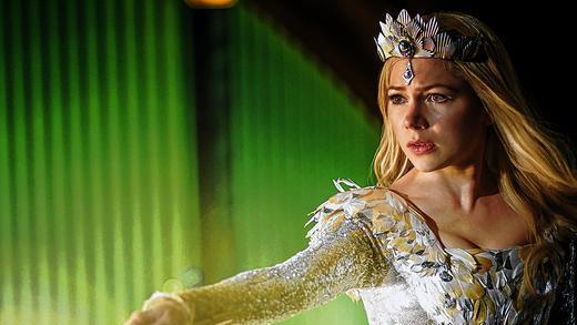 Zauberhaft: Michelle Williams als Glinda in einer Szene des Kinofilms &bdquo;Die fantastische Welt von Oz&ldquo;.