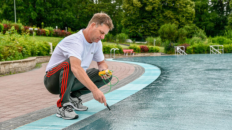 Die Wassertemperatur in den Becken des Dallenbergbades zu messen, ist morgens eine der ersten Pflichten von Schwimmmeister Andreas Oehrlein.&nbsp;