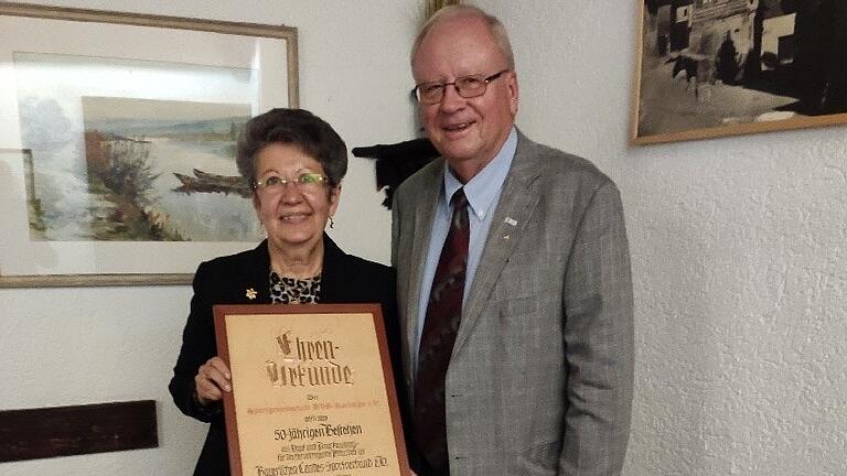 Der Bezirksvorsitzende des BLSV, Karl-Heinz Hübner überreichte eine Urkunde an die Vorsitzende Luiza Medon.