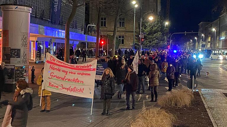 Angemeldet von der Partei 'Die Basis' war ein Demonstrationszug von rund 800 Menschen am Sonntagabend in Schweinfurt. Sie protestierten gegen eine mögliche Impfpflicht und Corona-Maßnahmen der Regierung. Der Protest verlief friedlich.