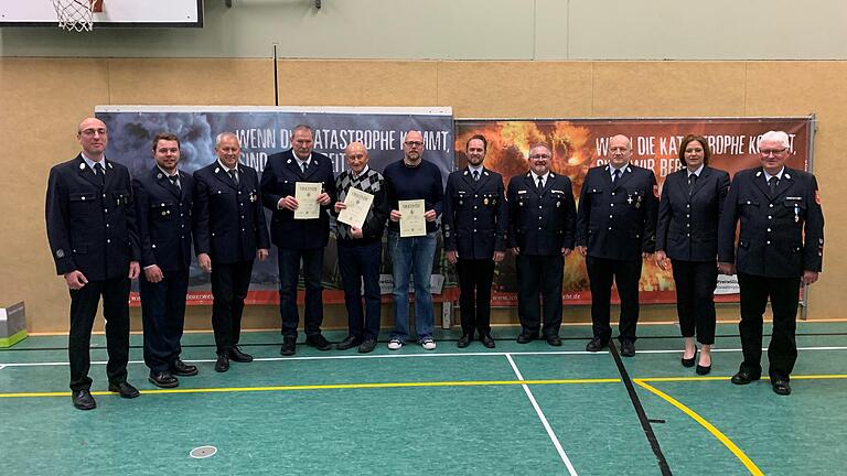 Auf dem Foto (von links): 2. Kommandant Marcus Englert, 2. Vorsitzender Jonas Weigand, Ehrenvorsitzender Arthur Arnold, Robert Höfer (50 Jahre Vereinsmitglied), Walter Hetz (70 Jahre), Daniel Höfer (25 Jahre), 1. Kommandant Andreas Schraut, Kreisbrandinspektor Reinhold Achatz, Kreisbrandmeister Rainer Wischer, 1. Vorsitzende Simone Seufert, Ehrenkommandant Reiner Schraut.