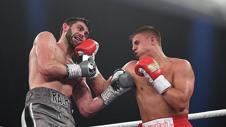 WBA-WM Supermittelgewicht       -  Der Boxprofi Tyron Zeuge (rechts, hier im Kampf gegen Rocky Fielding) lebt jetzt in Augsburg und gibt am Samstag sein Comeback im Ring.