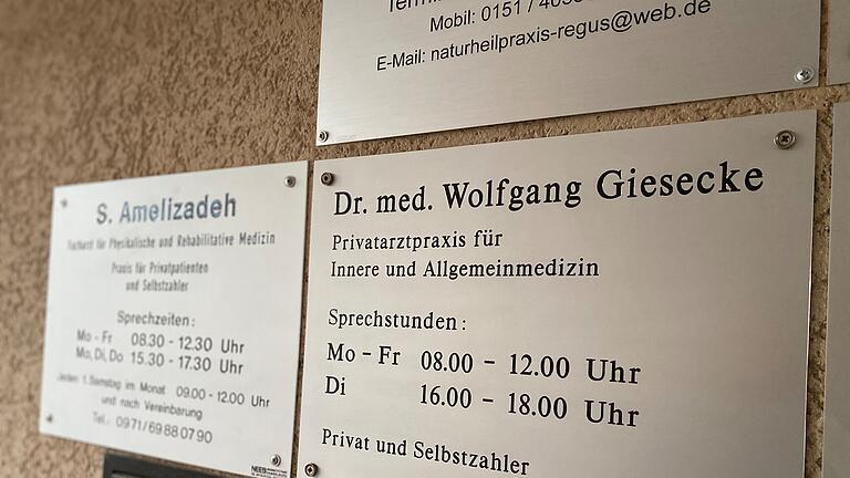 Schild der Hausarztpraxis Giesecke       -  Nur noch für Privatpatienten - Hausarzt Wolfgang Giesecke hat seine Kassenzulassung zurück gegeben.