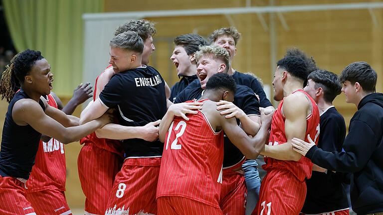 Jubel bei den Spielern der Würzburg Baskets Akademie. Das Team hat sich gegen Veitshöchheim die Meisterschaft in der Regionalliga gesichert. Jubel bei den Spielern der Würzburg Baskets Akademie. Das Team hat sich gegen Veitshöchheim die Meisterschaft in der Regionalliga gesichert.