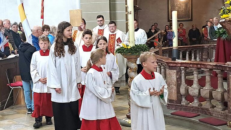 Beim großen Einzug zur Sternwallfahrt in Dettelbach wurde auch der Gnadenaltar umrundet. Beim großen Einzug zur Sternwallfahrt in Dettelbach wurde auch der Gnadenaltar umrundet.