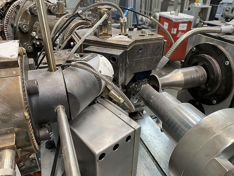 Ausgefeilte Technik: Mit einem Lasersensor erfolgt die Schwingungsmessung auf dem Sonotrodenkopf. Ausgefeilte Technik: Mit einem Lasersensor erfolgt die Schwingungsmessung auf dem Sonotrodenkopf.