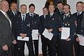 Markt Einersheims Bürgermeister Herbert Volkamer (links) verlieh mehreren Frauen und Männern der Feuerwehr die Fluthelfermedaille des Freistaats.