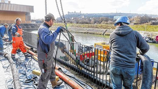 Auf der Baustelle im Alten Hafen kommt der Beton über Rohre und Schläuche ins Hafenbecken.