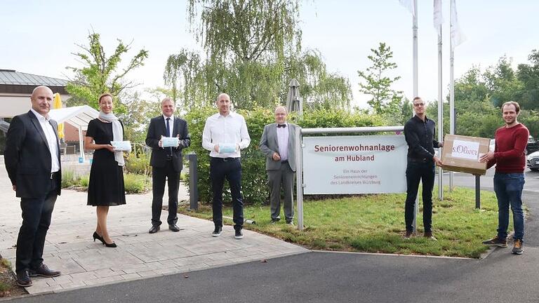 Bei der symbolischen Übergabe vor der Seniorenwohnanlage am Hubland (von links): Peter Schuster (Kommunalunternehmen des Landkreises Würzburg), 

Eva von Vietinghoff-Scheel (Geschäftsführerin der Senioreneinrichtungen des Landkreises Würzburg), Thomas Eberth (Landrat), Thomas Lurz (HR Director s.Oliver Group), Alexander Schraml (Geschäftsführer der Senioreneinrichtungen des Landkreises Würzburg), Marcel Hendricks (Pflegedienstleiter), Dries Jennen (Geschäftsführer der Ambiorix GmbH).