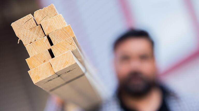 Teure Mangelware: Bauhandwerker kommen seit Wochen nur schwer an Holz ran, die Preise sind deutlich gestiegen. Die Gründe dafür sind vielschichtig.