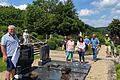 Rund 15 Bürgerinnen und Bürgern aus Dittelbrunn fanden sich zu einer Begehung des Friedhofes ein.