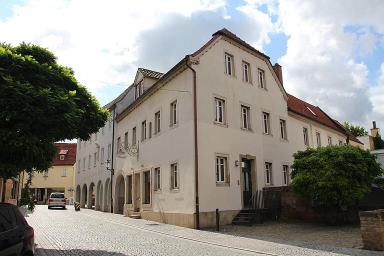 So präsentiert sich das Häuser-Ensemble mit dem überbauten Haus in der Marktstraße in Gerolzhofen heute.