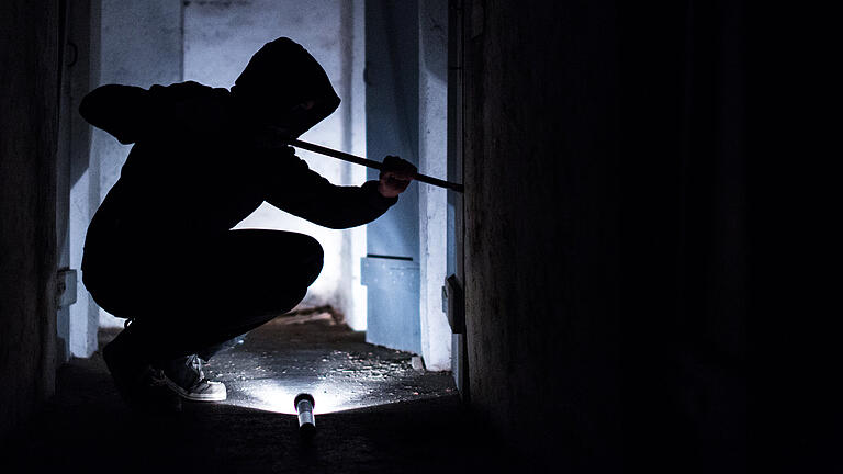 Mit einem Stemmeisen - wie auf diesem Symbolbild - soll sich der Täter in Ochsenfurt Zugang zum Haus von Onkel und Tante verschafft haben.&nbsp;