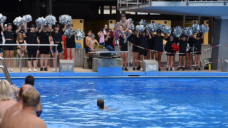 Von den Cheerleadern „Black Diamonds“ kräftig angefeuert, traten insgesamt 19 mutige Athletinnen und Athleten in drei Kategorien beim Arschbombenwettbewerb gegeneinander an. Von den Cheerleadern „Black Diamonds“ kräftig angefeuert, traten insgesamt 19 mutige Athletinnen und Athleten in drei Kategorien beim Arschbombenwettbewerb gegeneinander an.