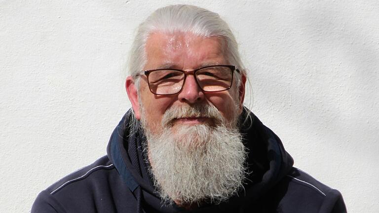 Für die Kinder feiert Dietmar Günauer aus Volkach das Osterfest. Für die Kinder feiert Dietmar Günauer aus Volkach das Osterfest.
