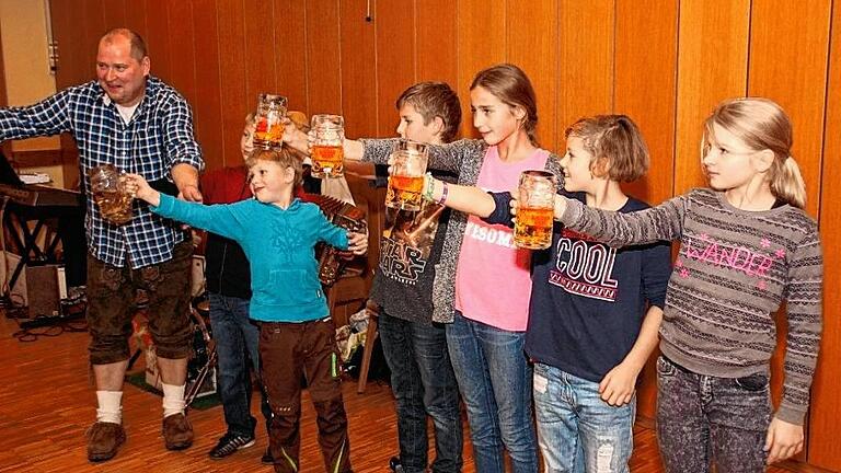Apfelschorle stemmen: Für den „Highlander-Nachwuchs“ gab's im Bürgerhaus einen Extra-Wettbewerb. Apfelschorle stemmen: Für den „Highlander-Nachwuchs“ gab's im Bürgerhaus einen Extra-Wettbewerb.