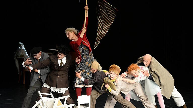 Das Theater an der Ruhr Mühlheim und Les Théâtres de la Ville Luxembourg zeigen &bdquo;Clowns 2 1/2&ldquo;, ein komisch-musikalisches Unternehmen von Roberto Ciulli und Matthias Flake.