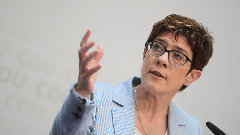 Annegret Kramp-Karrenbauer (CDU) hat mit ihren Äußerungen zu Meinungsmache im Internet für Empörung gesorgt.&nbsp;