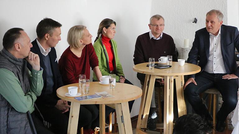 In Karlstadt diskutierten die Landratskandidaten mit Frank Kampmann, Geschäftsführer von Systec aus Karlstadt (rechts), über Wirtschaftsthemen.