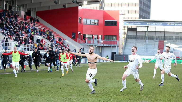 Und dann gibt es kein Halten mehr... Die Spieler des FC Würzburger Kickers bejubeln das entscheidende Tor zum 1:0-Sieg beim SV Wehen Wiesbaden.