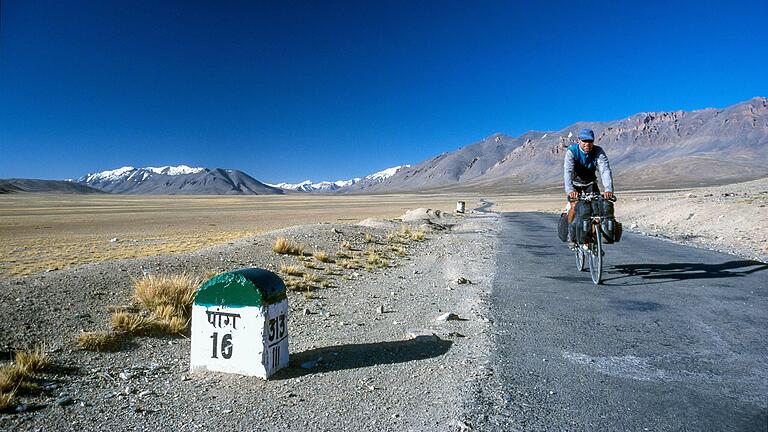 Radfahren auf dem 4200 Meter hohen Changtang Plateau in Richtung&nbsp; Leh.  Changtang , Indien.