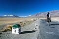 Radfahren auf dem 4200 Meter hohen Changtang Plateau in Richtung&nbsp; Leh.  Changtang , Indien.