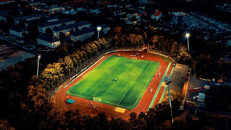 Luftbild des Sachs-Stadions in Schweinfurt während eines Abendspiels des Regionalligisten FC 05. Luftbild des Sachs-Stadions in Schweinfurt während eines Abendspiels des Regionalligisten FC 05.