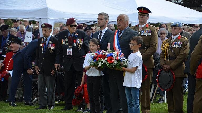 Die Bürgermeister der beiden Partnergemeinden Motten und Ranville, Jochen Vogel und Jean-Luc Adélaïde,  auf dem englischen Soldatenfriedhof in Ranville. Foto: Isabell Vannier       -  Die Bürgermeister der beiden Partnergemeinden Motten und Ranville, Jochen Vogel und Jean-Luc Adélaïde,  auf dem englischen Soldatenfriedhof in Ranville. Foto: Isabell Vannier