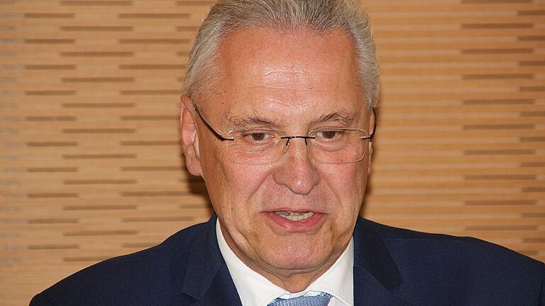 Bayerns Innenminister Joachim Herrmann sagt, von Migranten gehe ein erhöhtes Gewaltrisiko aus. Bayerns Innenminister Joachim Herrmann sagt, von Migranten gehe ein erhöhtes Gewaltrisiko aus.