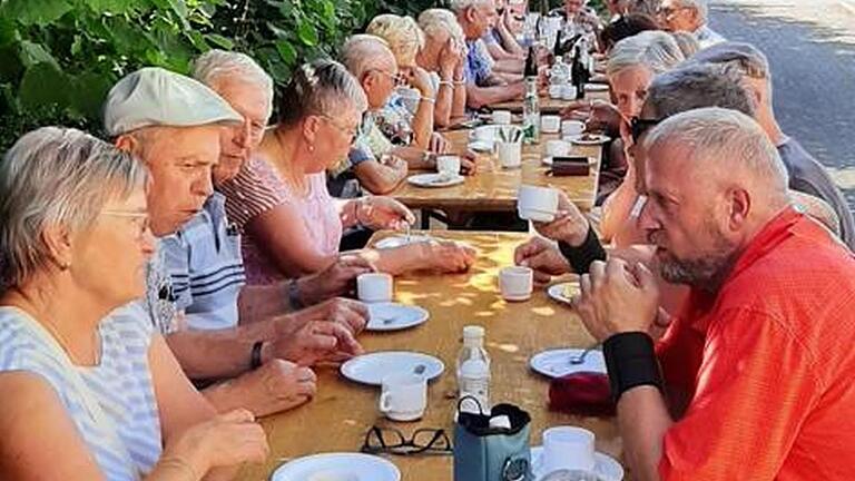 Nach dem Ausflug zu Maria Ehrenberg, wurde am Feuerwehrhaus in Burghausen die Kaffeetafel gedeckt. Bei Kaffee, Kuchen und Getränken, fand der gelungene Tag seinen würdigen Abschluss.