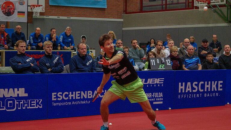 Szene aus dem Hinspiel des TSV Bad Königshofen gegen den TTC Schwalbe Bergneustadt: Bastian Steger im Spiel gegen den Belgier Adrien Rassenfosse. Links im Hintergrund beobachten die Partie (von links) Benedikt Duda, Romain Ruiz und TSV-Sportwart Heinz Duda.