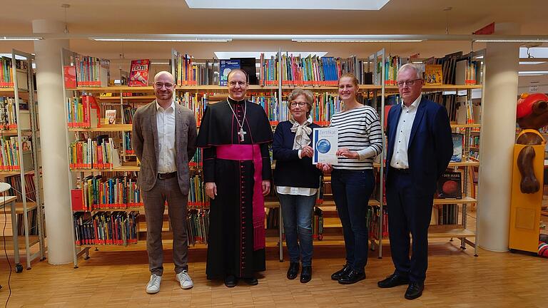 Auf dem Foto von links: Elias Huisl (Leiter der katholischen Büchereifachstelle), Weihbischof Paul Reder, Gisela Müller und Magdalena Klein (KÖB Salz), Bernhard Schweßinger (Leiter des Bereichs Medien der Diözese Würzburg) bei der Übergabe des Büchereisiegels in Gold im Medienhaus des Bistums Würzburg.