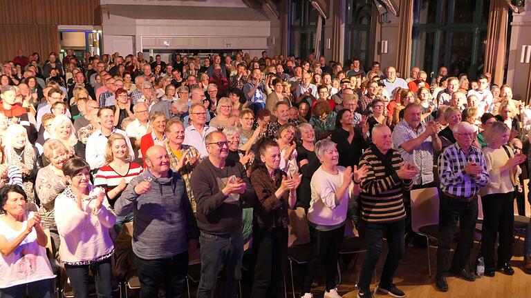 Stehenden Applaus erntete Oti Schmelzer in der ausverkauften Eltmanner Stadthalle. Stehenden Applaus erntete Oti Schmelzer in der ausverkauften Eltmanner Stadthalle.