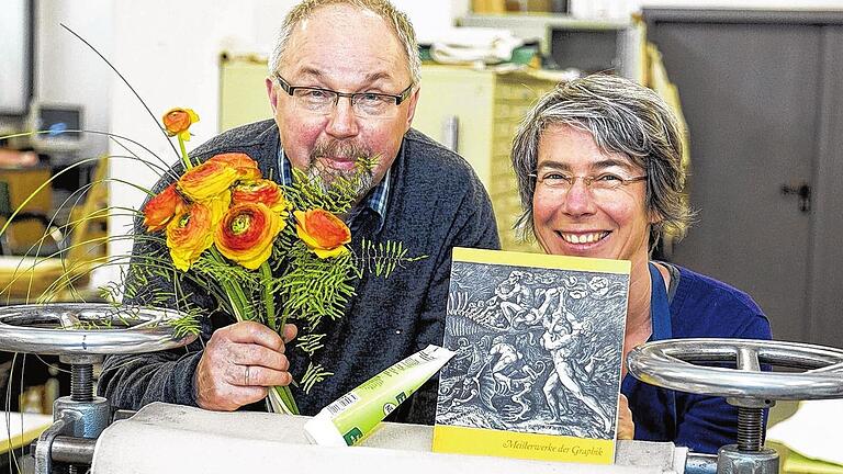 Sag's mit Blumen: Der BBK-Unterfranken vertreten durch das Vorstandsmitglied Jürgen Hochmuth heißt Kristin Finsterbusch als neue Leiterin des Künstlerhauses willkommen.