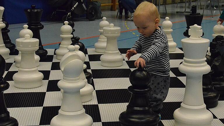 Jede Menge Spaß für Jung und Alt gab es beim  Höchberger Spieletag in der Mainlandhalle. Unter dem Motto 'Zeit für Kinder' verwandelte sich die Mehrzweckhalle in einen riesigen Spielplatz. Besonders beliebt bei Eltern und Kindern waren die Brettspiele. In diesem Jahr erweiterten die Macher die Schachspiele sogar.