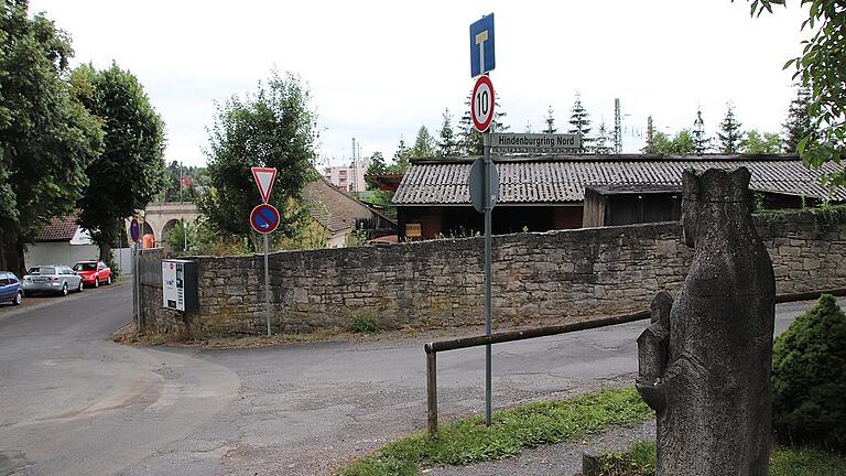 Hindenburgring Nord: Mit möglichen Gefahren durch die ehemaligen Kitzinger Kalksteinbrüche für heutige Gebäude befasst sich jetzt das Verwaltungsgericht Würzburg.