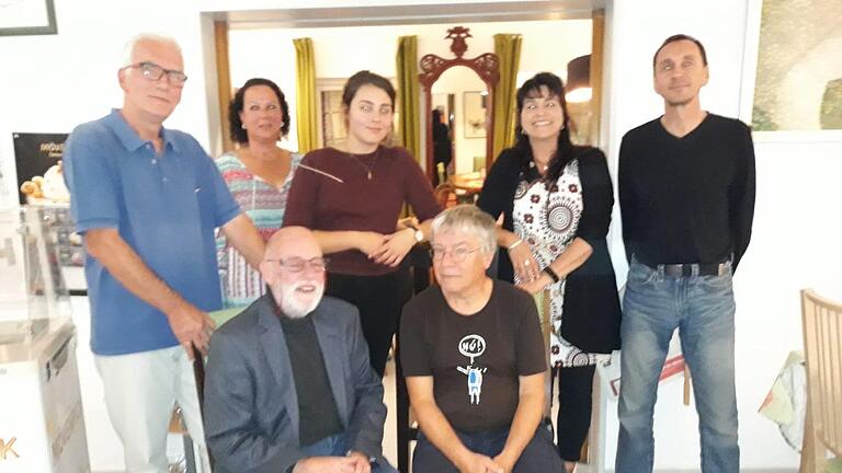 Hartmut Hessel, Claudia Koch, Jens Müller- Rastede, Isabell Sterner, Dietmar Wohlfromm, Uschi Klicha, Matthias Soeder bei der letzten Lesung im Altstadt Cafe. Foto: Julia Rüttiger       -  Hartmut Hessel, Claudia Koch, Jens Müller- Rastede, Isabell Sterner, Dietmar Wohlfromm, Uschi Klicha, Matthias Soeder bei der letzten Lesung im Altstadt Cafe. Foto: Julia Rüttiger